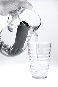Hælder vand op i glas